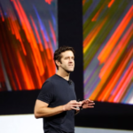 Apple: Οι 4 μεγάλες προκλήσεις για τον νέο CEO John Ternus μετά την αλλαγή ηγεσίας