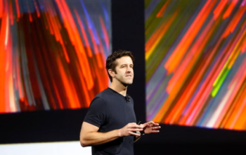 Apple: Οι 4 μεγάλες προκλήσεις για τον νέο CEO John Ternus μετά την αλλαγή ηγεσίας